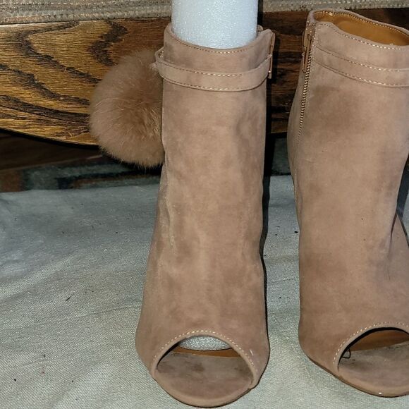 Beautiful Shoe Republic L.A. Fuax Suade Booties! - Picture 9 of 9